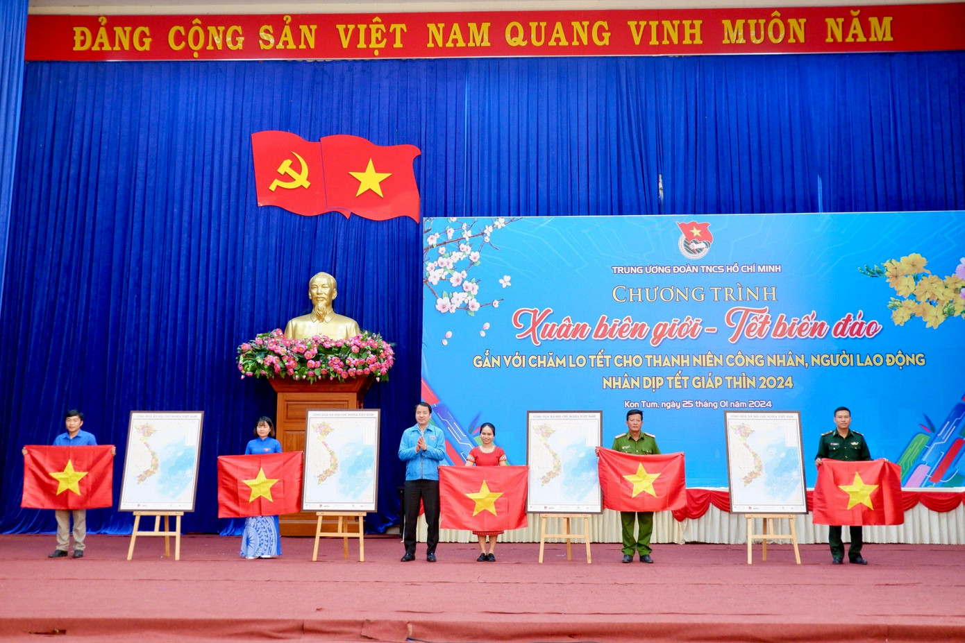 Nhân dịp này, Ban Bí thư T.Ư Đoàn trao tặng cho tuổi trẻ huyện Ia H’Drai 300 lá cờ Tổ quốc và 20 bản đồ Việt Nam trong Cuộc vận động “Tự hào một dải non sông”.