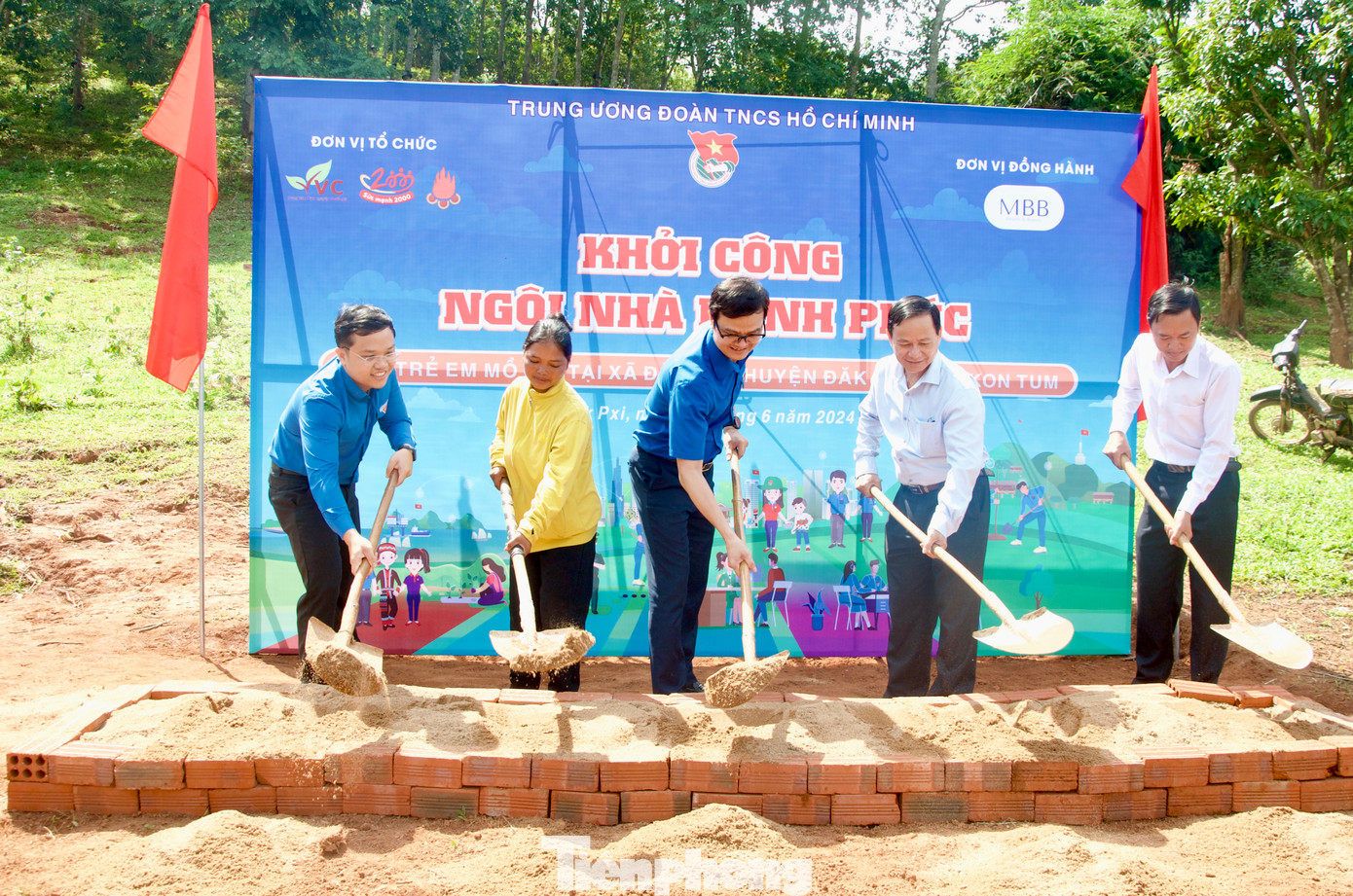 Các đại biểu thực hiện nghi thức khởi công "ngôi nhà hạnh phúc"