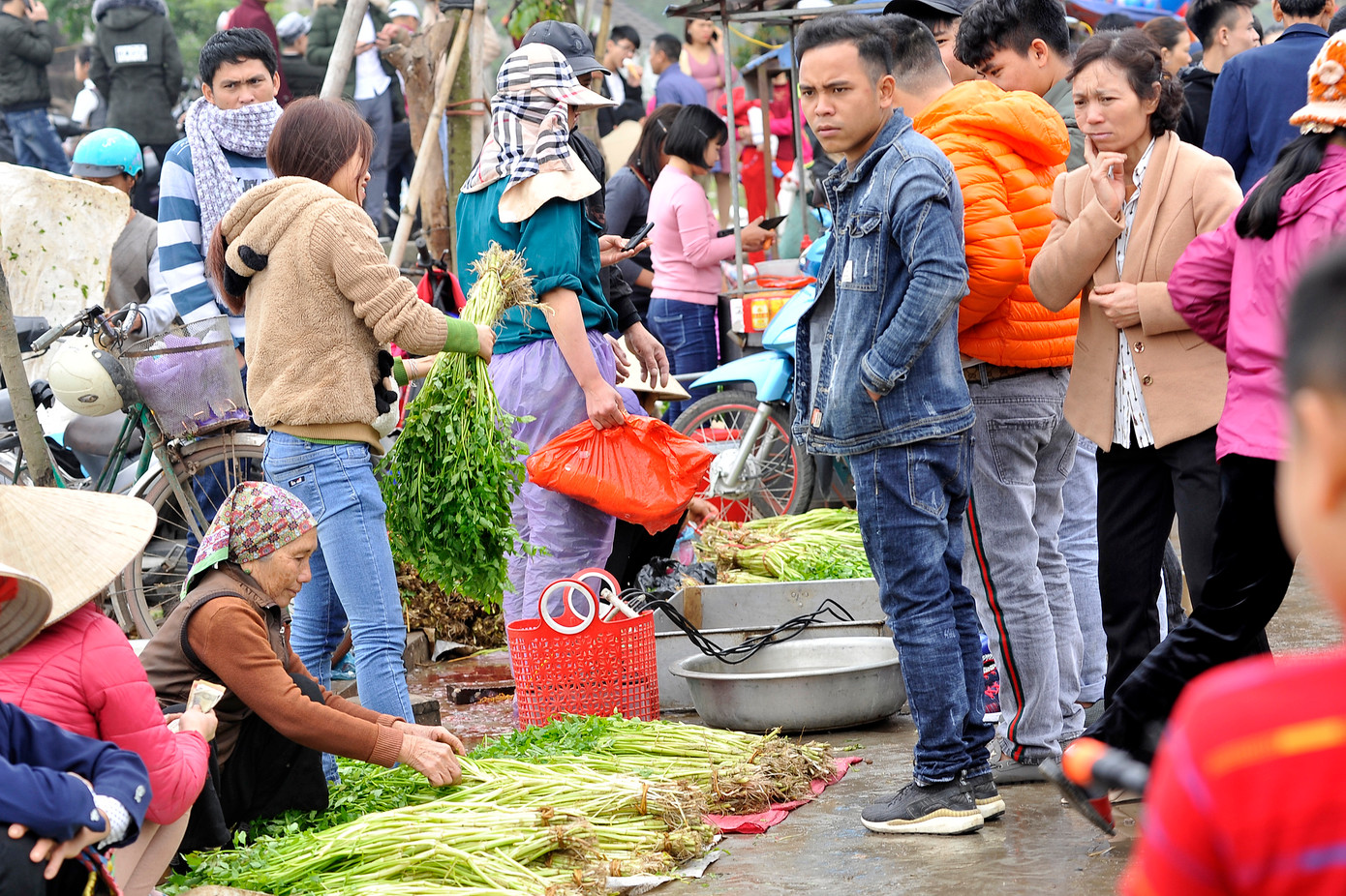 Mặt hàng rau cần tấp nập người mua.