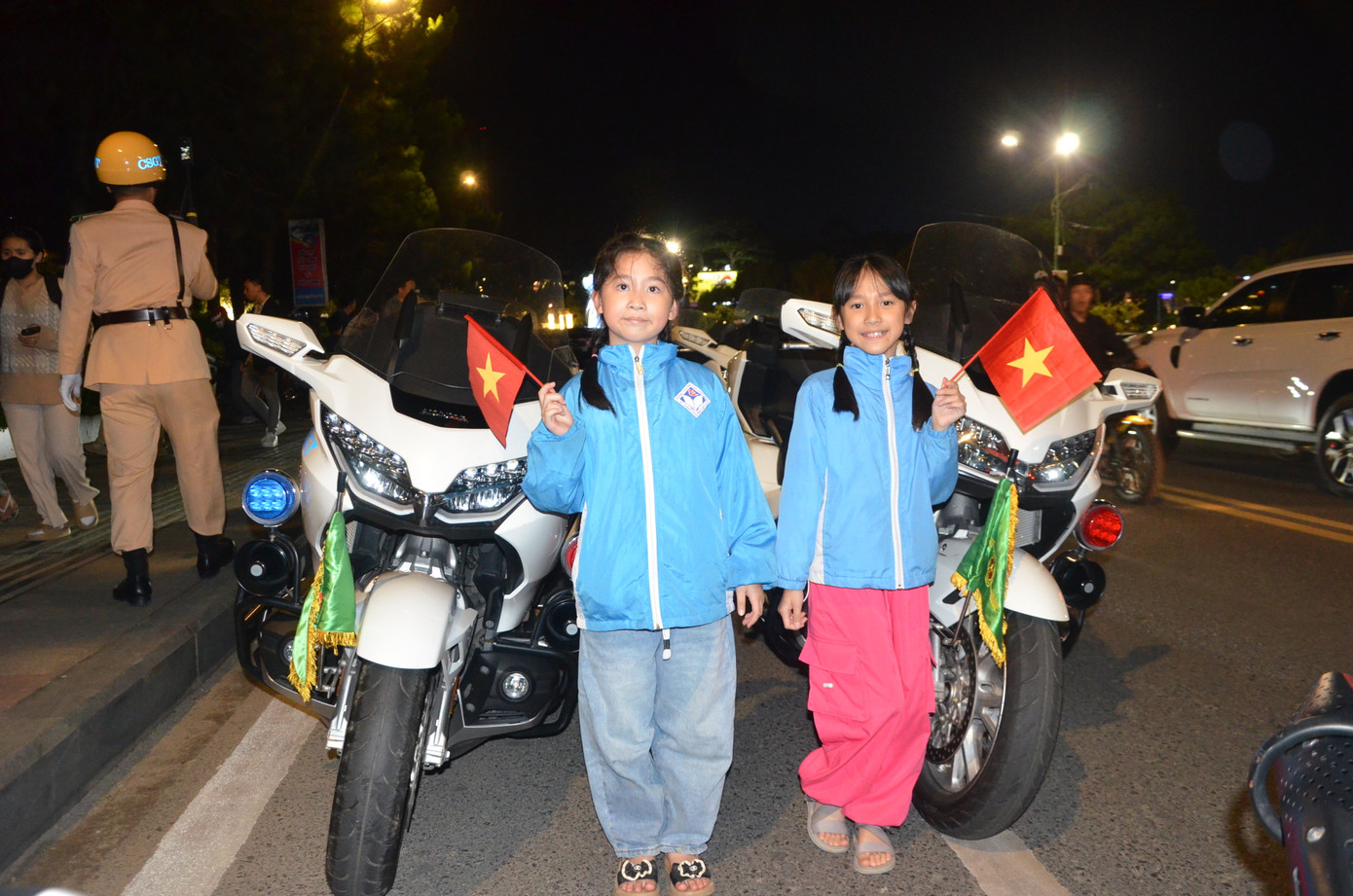 Các em nhỏ chụp hình cùng đoàn mô tô