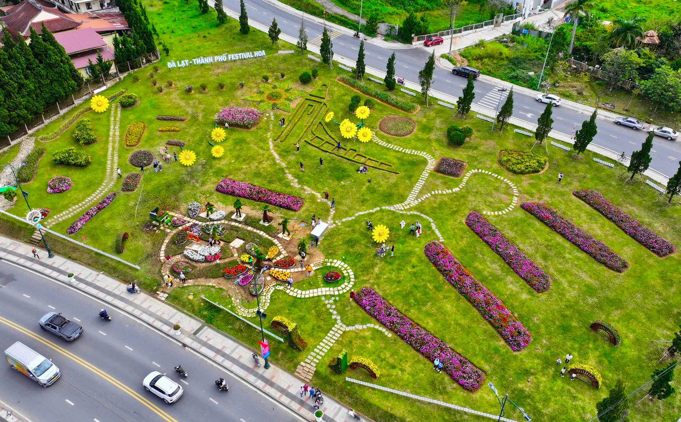 Ông Phạm Văn Tuyên - Chủ tịch HĐQT Công ty CP Dịch vụ Đô thị Đà Lạt - cho biết, trong tháng 11, công ty này đã thay tổng cộng 35.000 túi, chậu hoa các loại trên đường phố và tại các công viên. Tại các không gian hoa, đã có 32.800 chậu hoa các loại được trang trí, hàng trăm cành địa lan và hoa Hồ Điệp.