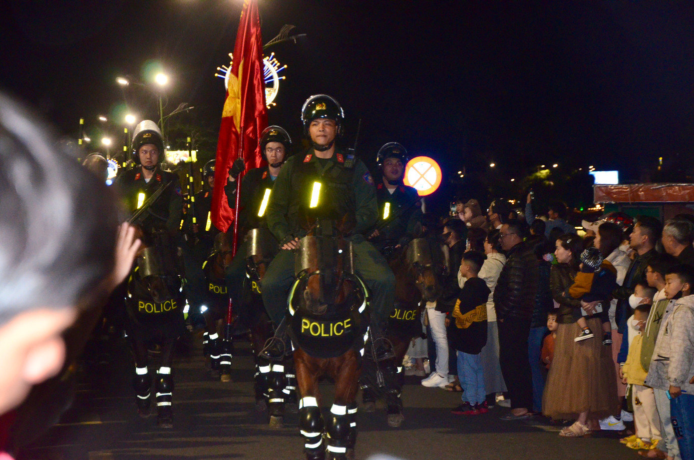 Đoàn Cảnh sát Cơ động Kỵ binh diễu hành quanh hồ Xuân Hương