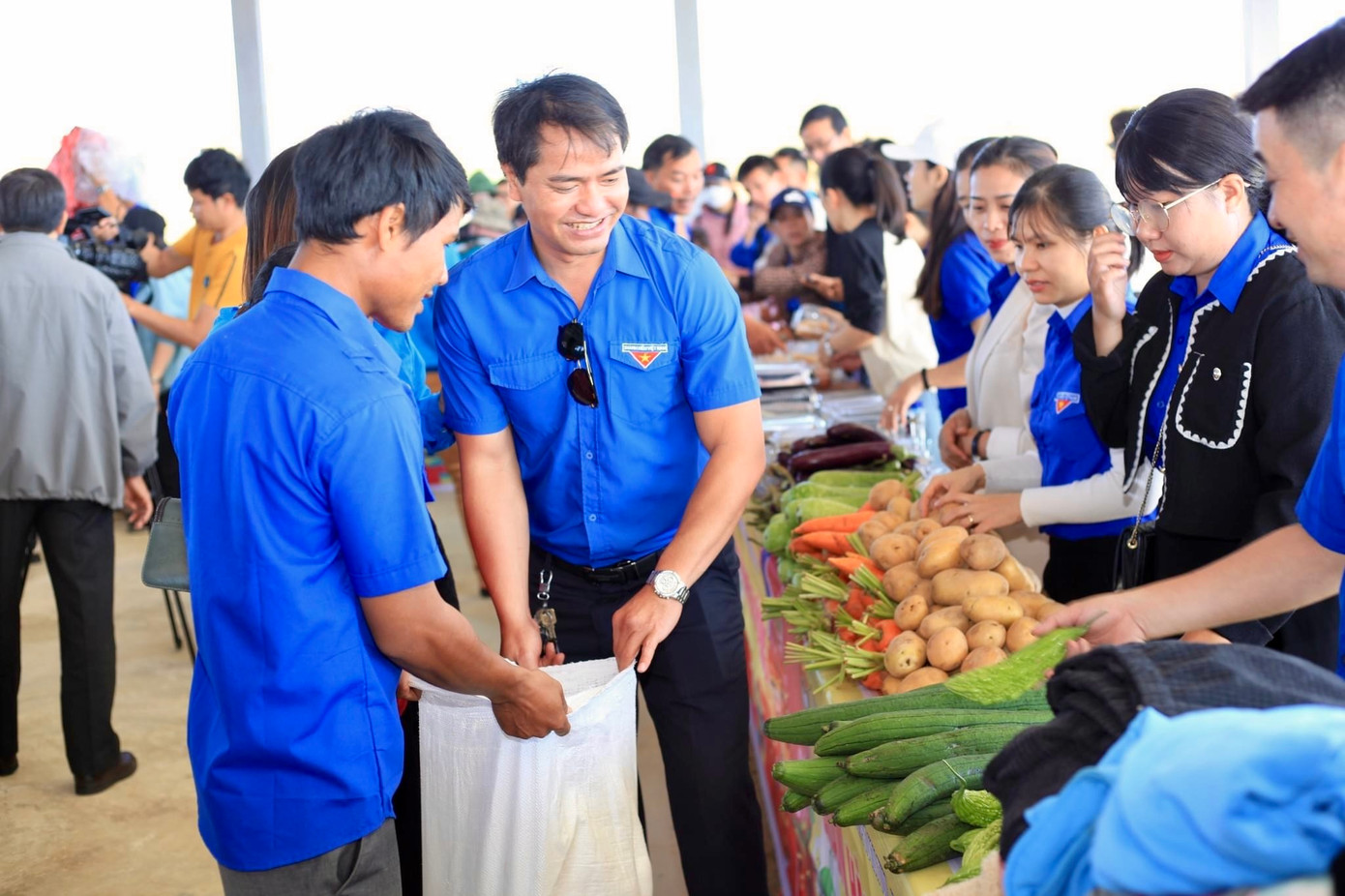 Có mặt từ sớm, các đoàn viên thanh niên bày sẵn các mặt hàng gọn gàng trên bàn chờ bà con tới nhận.