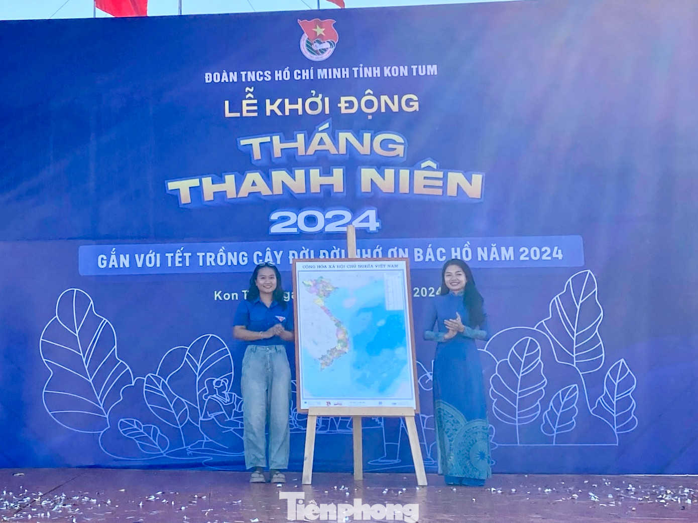 Nhằm hưởng ứng Cuộc vận động “Tự hào một dải non sông”, tại chương trình, Ban Thường vụ Tỉnh Đoàn Kon Tum cũng đã trao tặng bản đồ Việt Nam cho đoàn xã Ngọc Bay.