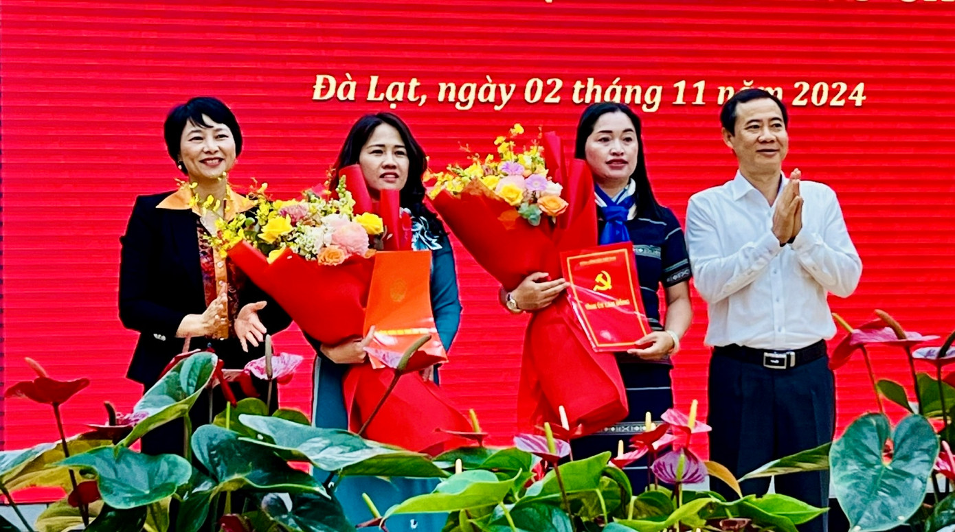 Lãnh đạo tỉnh Lâm Đồng trao quyết định cho 2 cán bộ Lãnh đạo tỉnh Lâm Đồng trao quyết định cho 2 cán bộ