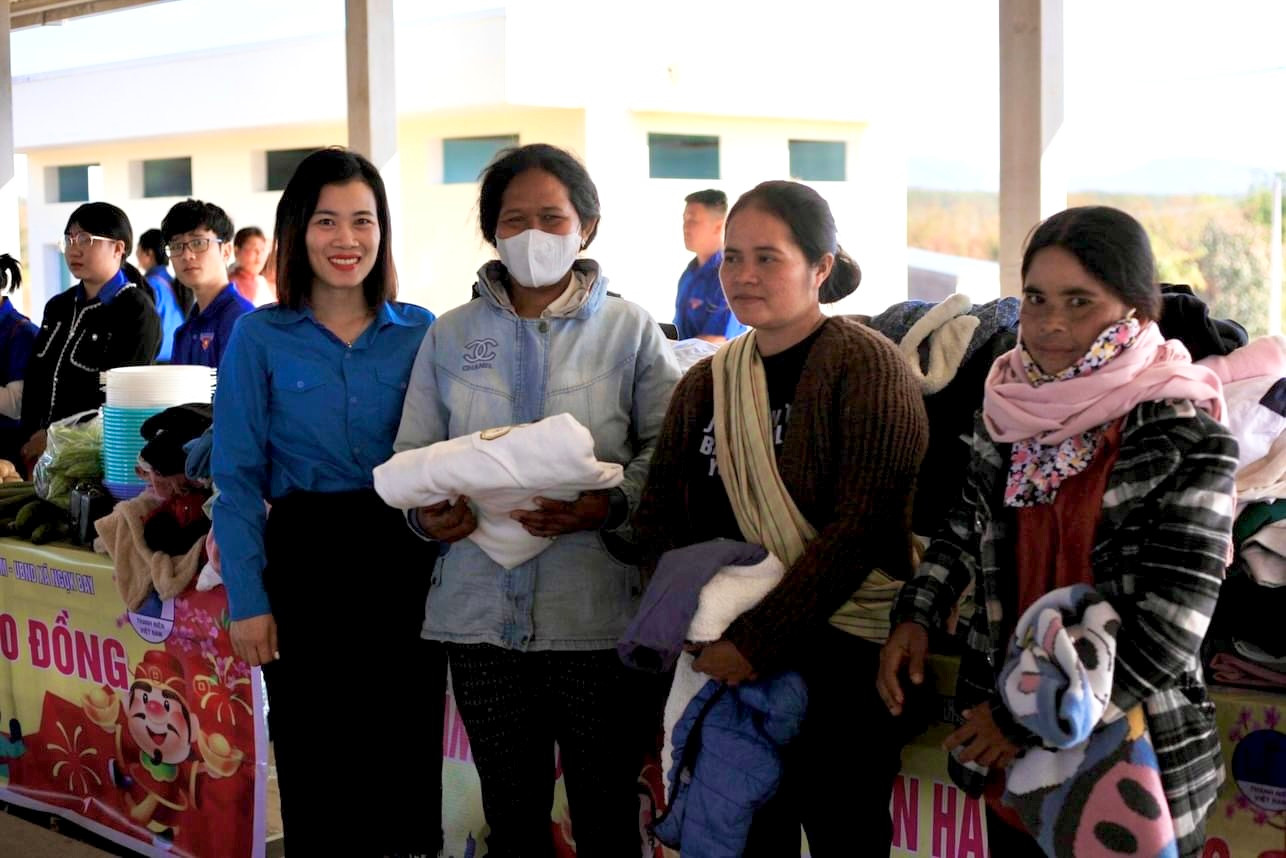 Hội LHTN Việt Nam tỉnh trao tặng 300 chiếc áo ấm cho bà con khó khăn tại phiên chợ.