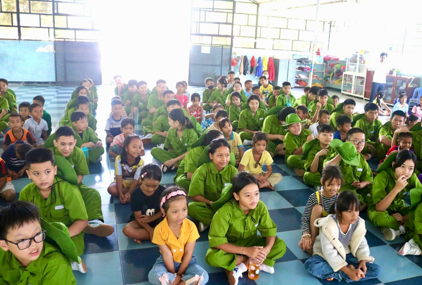 Học viên thăm các bạn nhỏ tại trại phong Đăk Kia