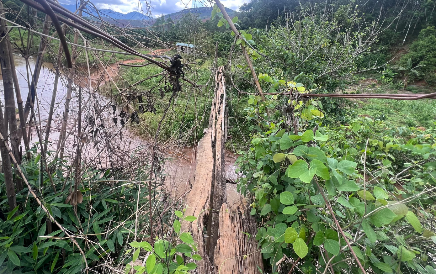 Thời gian qua, nhiều người dân trên địa bàn huyện Đăk Tô (Kon Tum) không khỏi lo lắng trước tình trạng các cầu treo dân sinh hư hỏng, xuống cấp