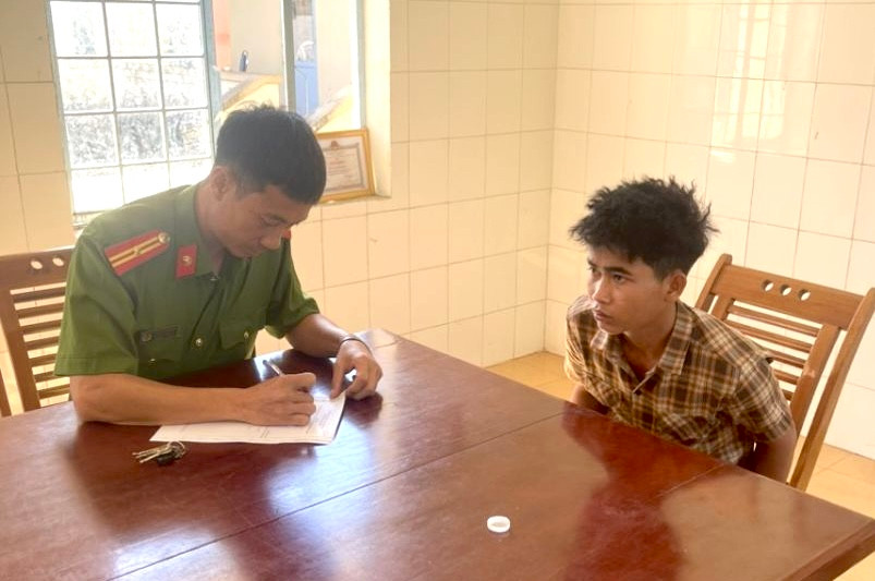 A Tri tại cơ quan điều tra. Ảnh: CA