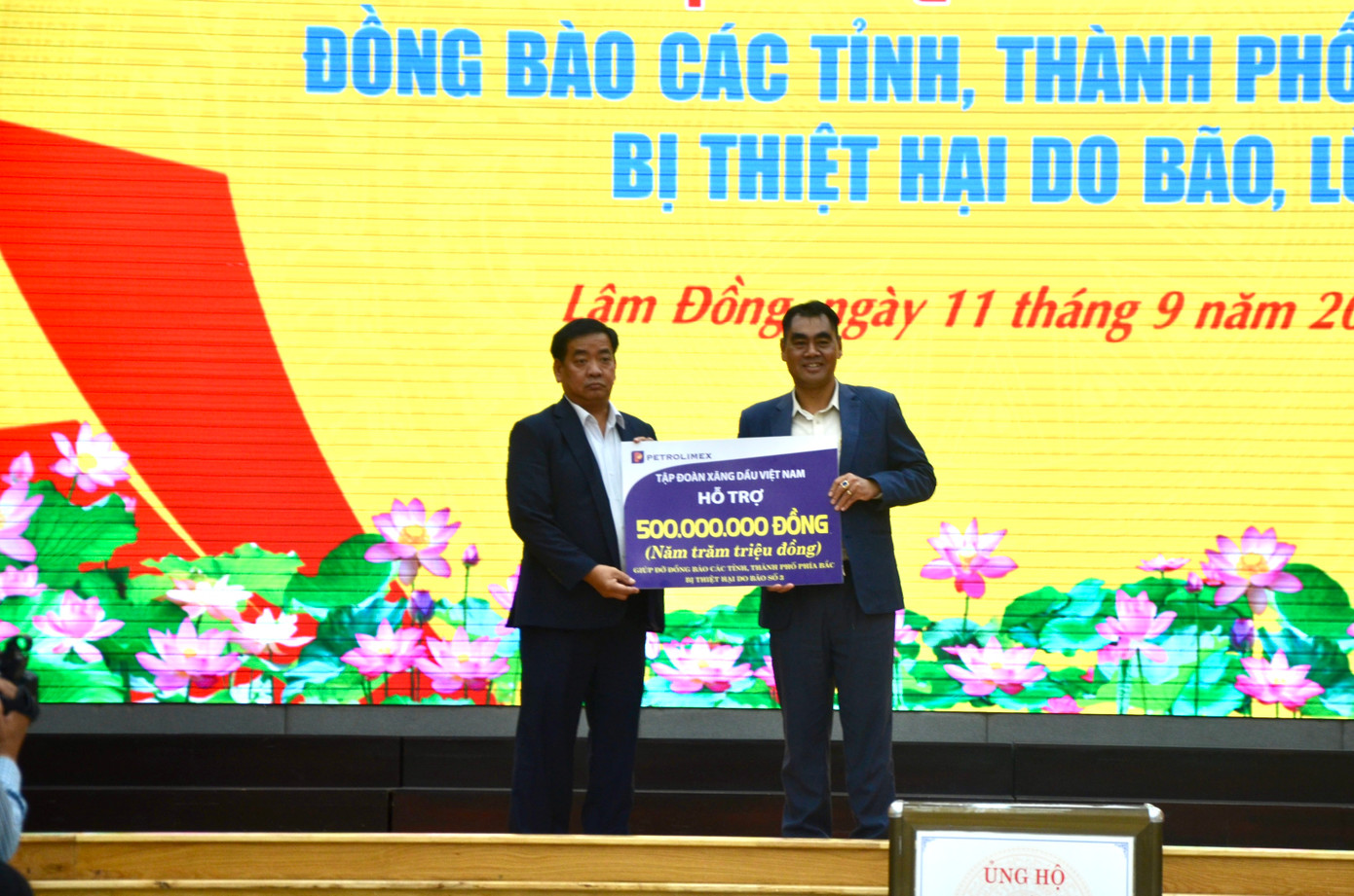 Các đơn vị trao tiền hỗ trợ tại buổi lễ phát động. Các đơn vị trao tiền hỗ trợ tại buổi lễ phát động.