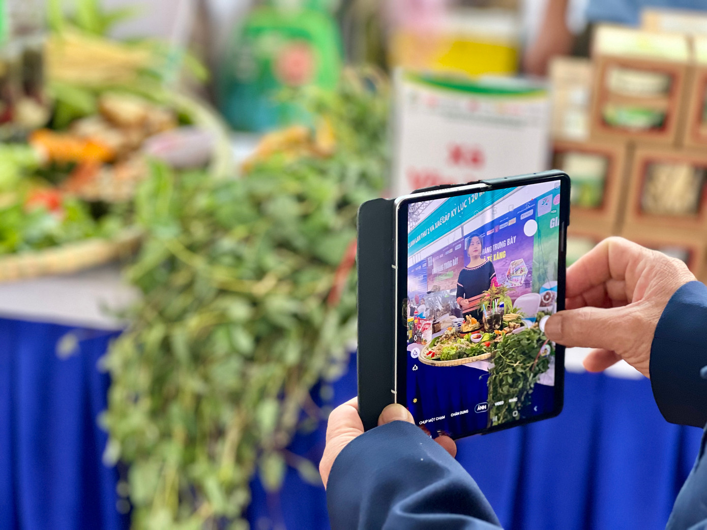 Du khách thích thú chụp hình các món ăn