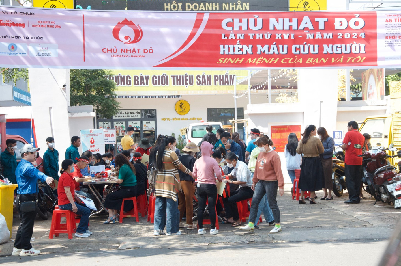 Chương trình Chủ Nhật Đỏ tại Đắk Lắk tiếp tục diễn ra tại TP Buôn Ma Thuột. Đây là điểm thứ 7 của chương trình hiến máu và là điểm phát sinh nhằm đáp ứng nhu cầu cứu người dân dịp Tết Nguyên đán.