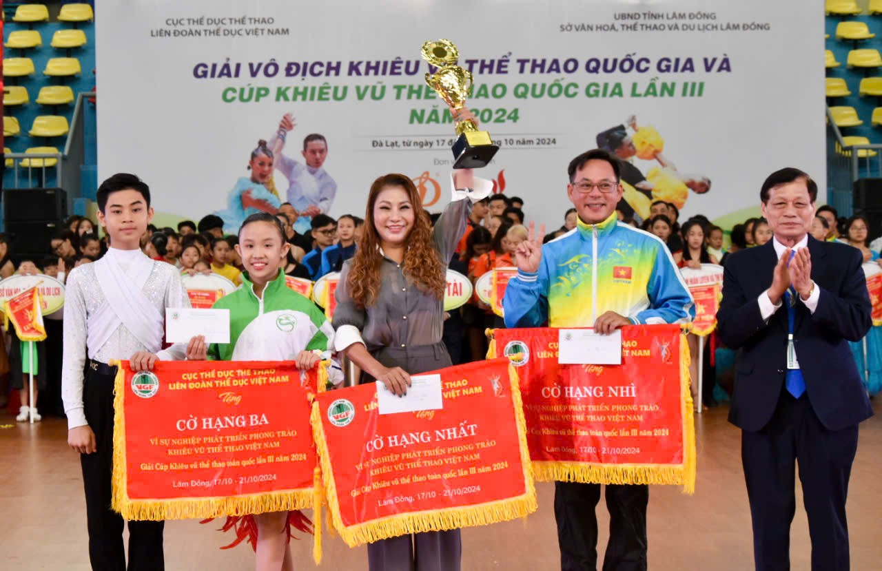 Ban tổ chức trao cúp và cờ “Vì sự nghiệp phát triển phong trào Khiêu vũ thể thao Việt Nam” cho các đơn vị