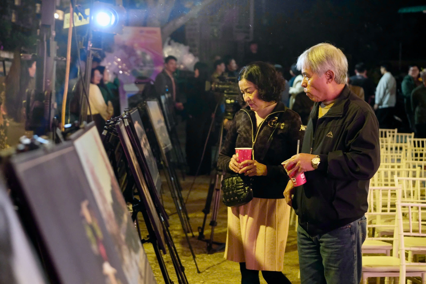 Trong đêm khai mạc, triển lãm đã thu hút đông đảo du khách đến tham quan bởi tình yêu với Đà Lạt. Triển lãm mở cửa miễn phí phục vụ người dân địa phương và du khách đến ngày 14/12.