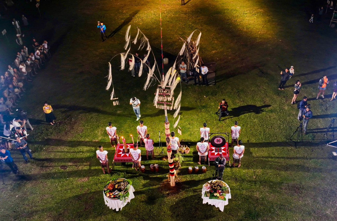 Đồ thổ cẩm không chỉ là trang phục, mà còn là biểu tượng của sự gắn kết cộng đồng và bản sắc văn hóa dân tộc.