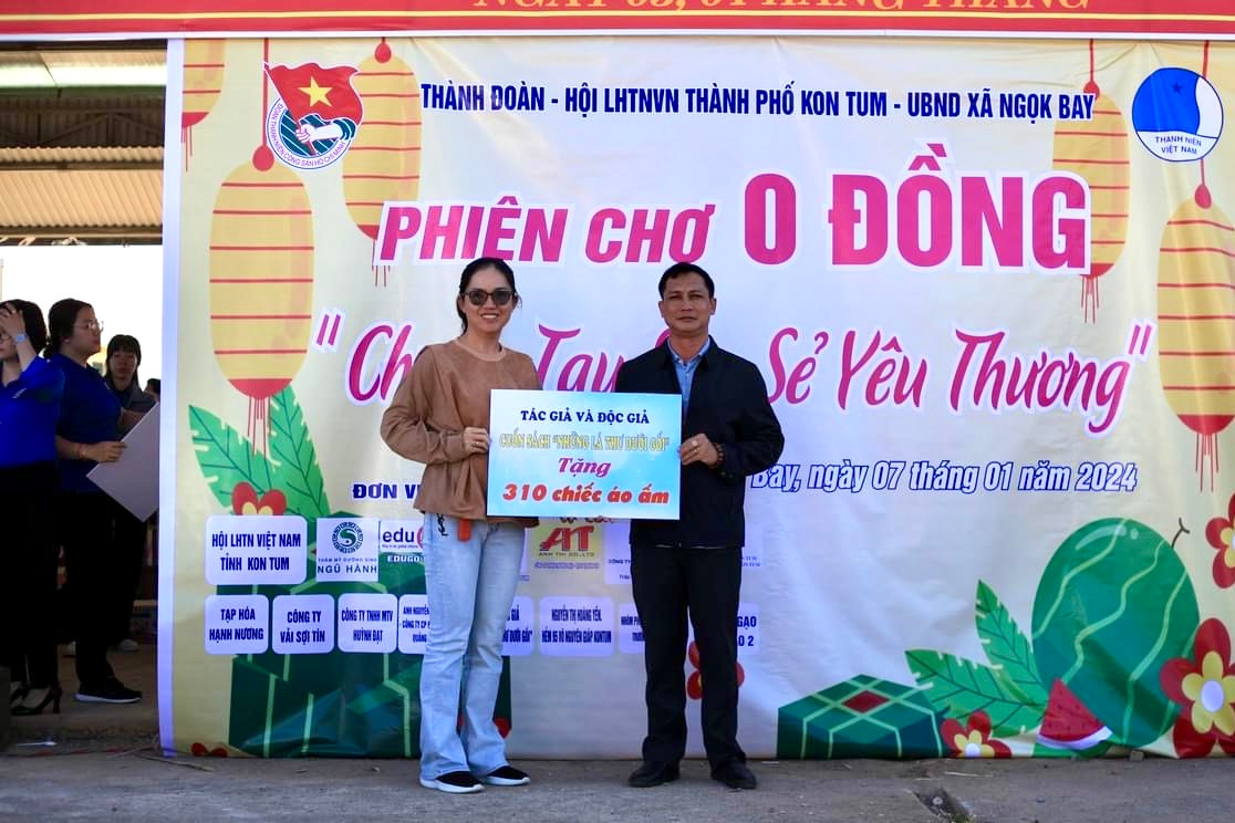 Tại hoạt động, Ban Tổ chức trao tặng 50 thẻ bảo hiểm y tế; 610 chiếc áo ấm; 500kg gạo... đến bà con tại xã.