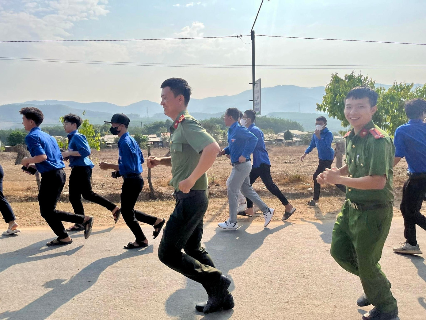 Sáng cùng ngày, Huyện Đoàn cùng Hội LHTN Việt Nam huyện Ngọc Hồi tổ chức hưởng ứng chương trình "Những bước chân vì cộng đồng" và "Mỗi thanh niên 10.000 bước chân mỗi ngày". Hoạt động thu hút hơn 100 ĐVTN tham gia.