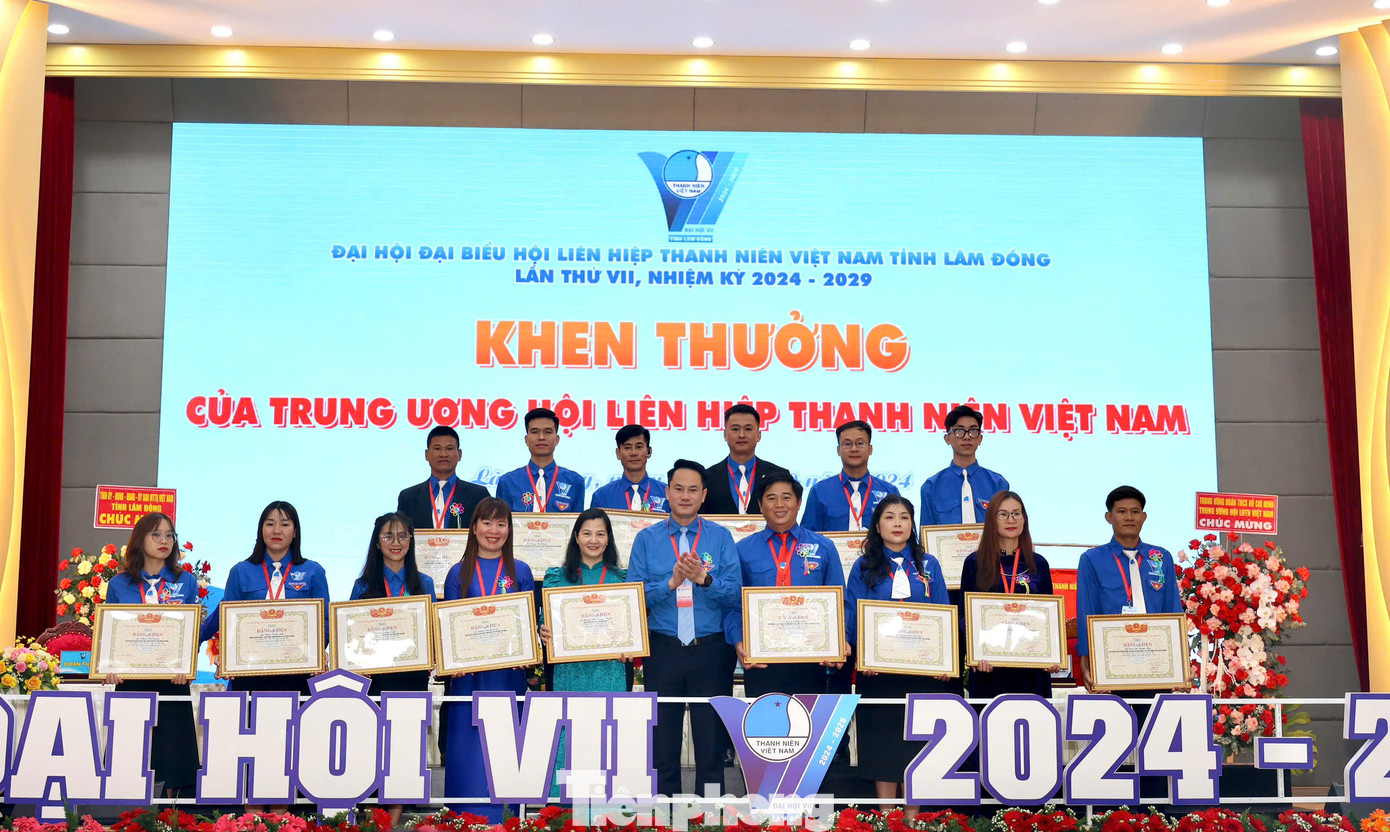 Anh Nguyễn Kim Quy - Phó Chủ tịch thường trực Trung ương Hội LHTN Việt Nam trao tặng cờ thi đua, bằng khen cho tập thể và các cá nhân có thành tích trong nhiệm kỳ. Anh Nguyễn Kim Quy - Phó Chủ tịch thường trực Trung ương Hội LHTN Việt Nam trao tặng cờ thi đua, bằng khen cho tập thể và các cá nhân có thành tích trong nhiệm kỳ.