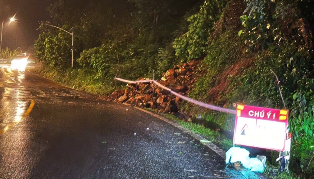 Lực lượng chức năng gom đất đá, gốc cây gọn vào lề đường