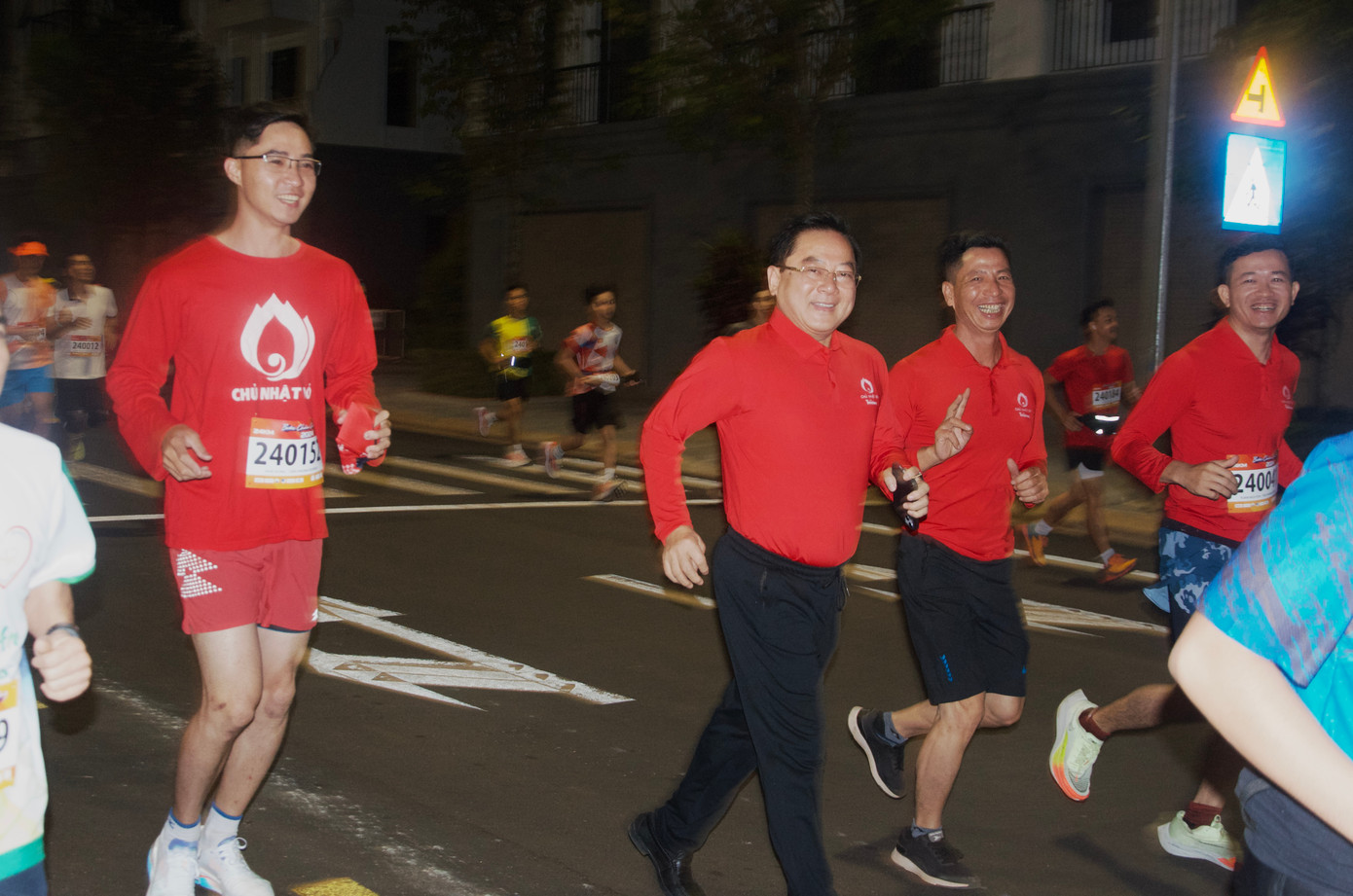 Nhân chuyến công tác tại Đắk Lắk, nhà báo Lê Xuân Sơn - Tổng Biên tập báo Tiền Phong đã ra chạy đồng hành cùng các thành viên Tiền Phong Runner và 500 runner khác; lan tỏa tinh thần hiến máu tình nguyện của chương trình Chủ Nhật Đỏ 2024 do báo Tiền Phong chủ trì, phối hợp tổ chức trên 40 tỉnh, thành, trong đó có địa phương này. Nhân chuyến công tác tại Đắk Lắk, nhà báo Lê Xuân Sơn - Tổng Biên tập báo Tiền Phong đã ra chạy đồng hành cùng các thành viên Tiền Phong Runner và 500 runner khác; lan tỏa tinh thần hiến máu tình nguyện của chương trình Chủ Nhật Đỏ 2024 do báo Tiền Phong chủ trì, phối hợp tổ chức trên 40 tỉnh, thành, trong đó có địa phương này.