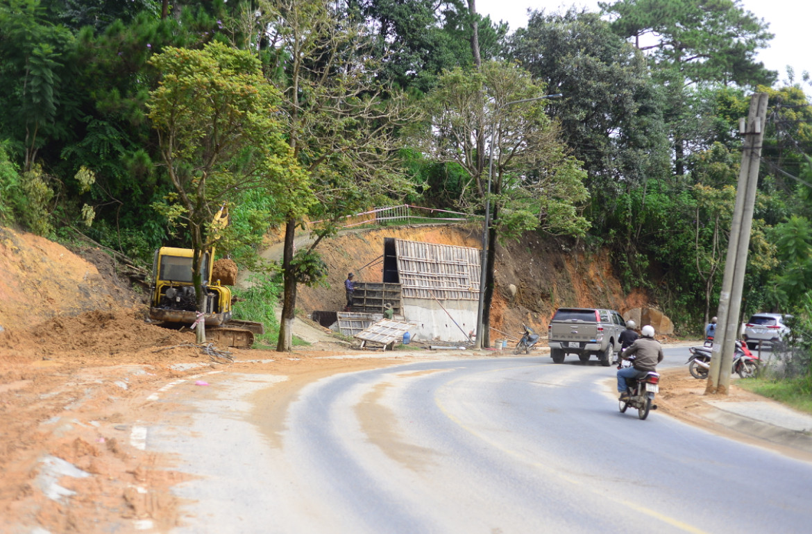 Hiện lực lượng chức năng đang xây dựng bờ taluy gần thác Cam Ly để thực hiện dự án.