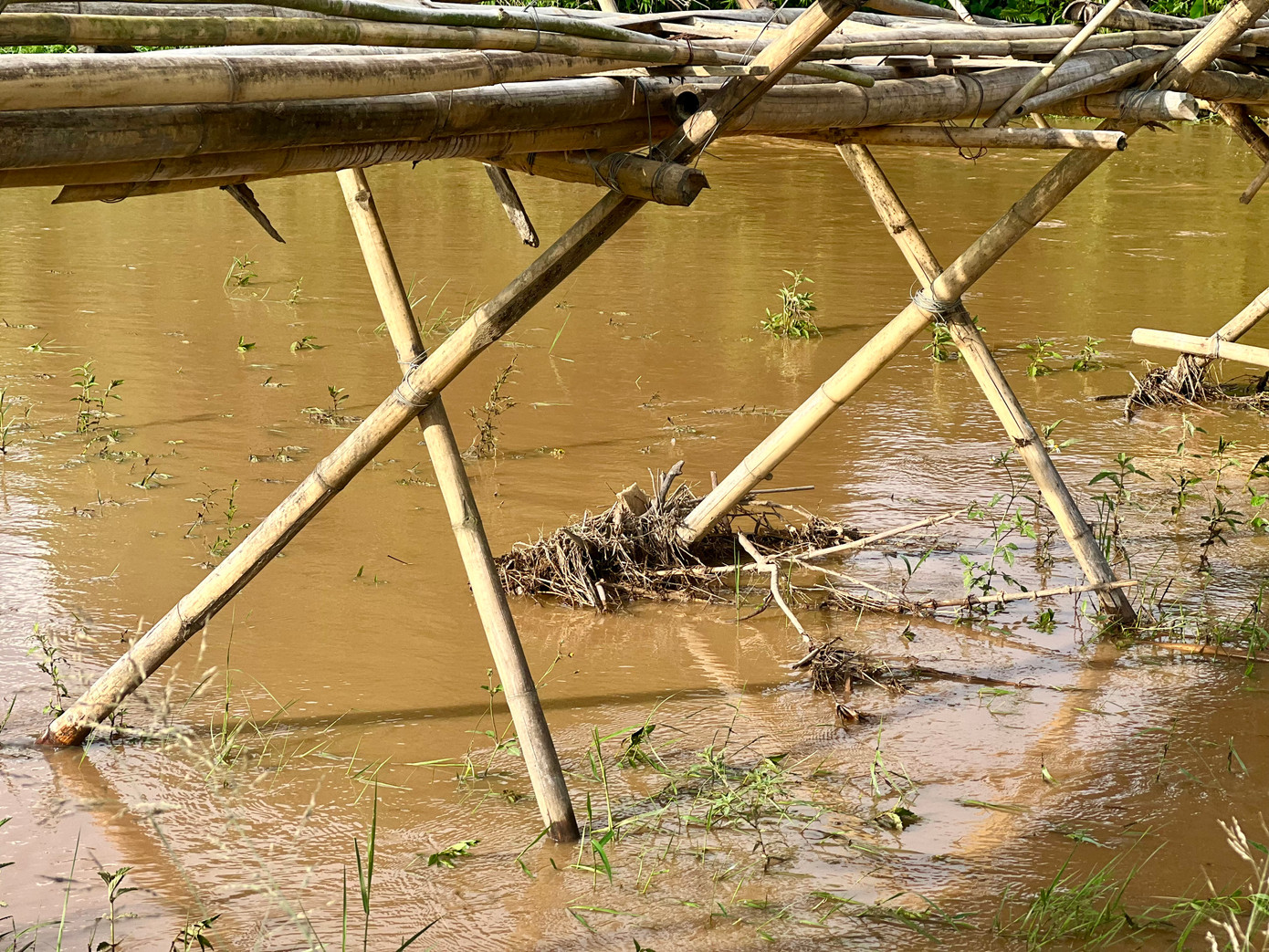 Cột trụ là những cây tre đan chéo nhau được cột bởi những dây thép nhỏ