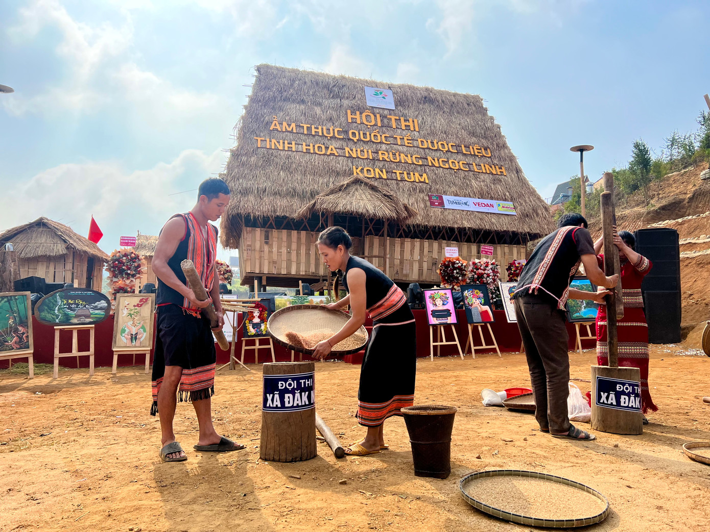 Trong khuôn khổ chương trình đã diễn nhiều hoạt động, như liên hoan Cồng chiêng, Xoang thanh thiếu niên; triển lãm nghệ thuật,...