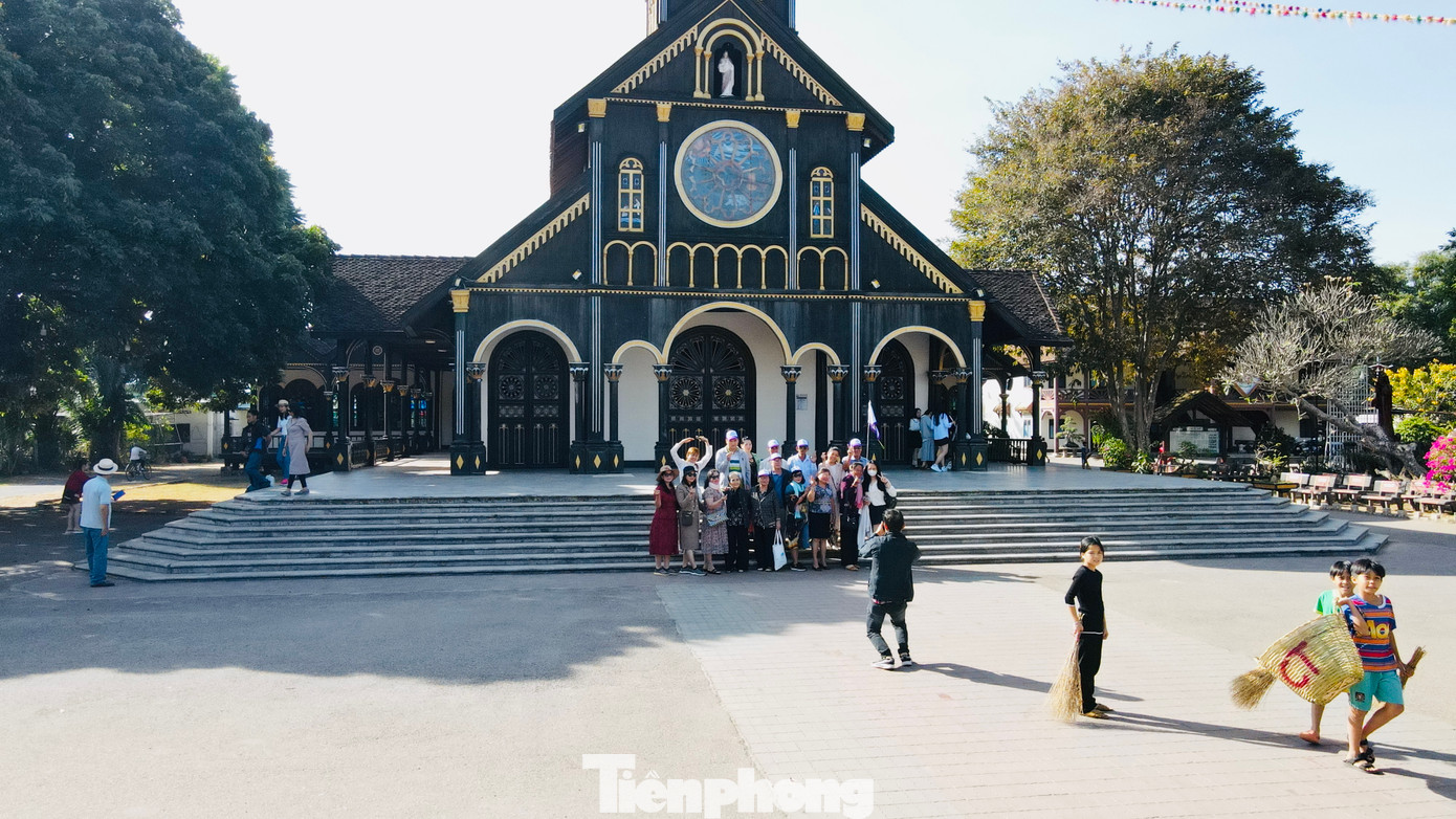 Có diện tích khoảng 700 m2, nhà thờ là một "đại công trình" khép kín, gồm giáo đường, nhà khách, nhà trưng bày các sản phẩm dân tộc và tôn giáo, nhà rông. Ngoài ra còn có cô nhi viện, cơ sở may, dệt thổ cẩm của người đồng bào dân tộc. Ảnh: Khả Hưng.