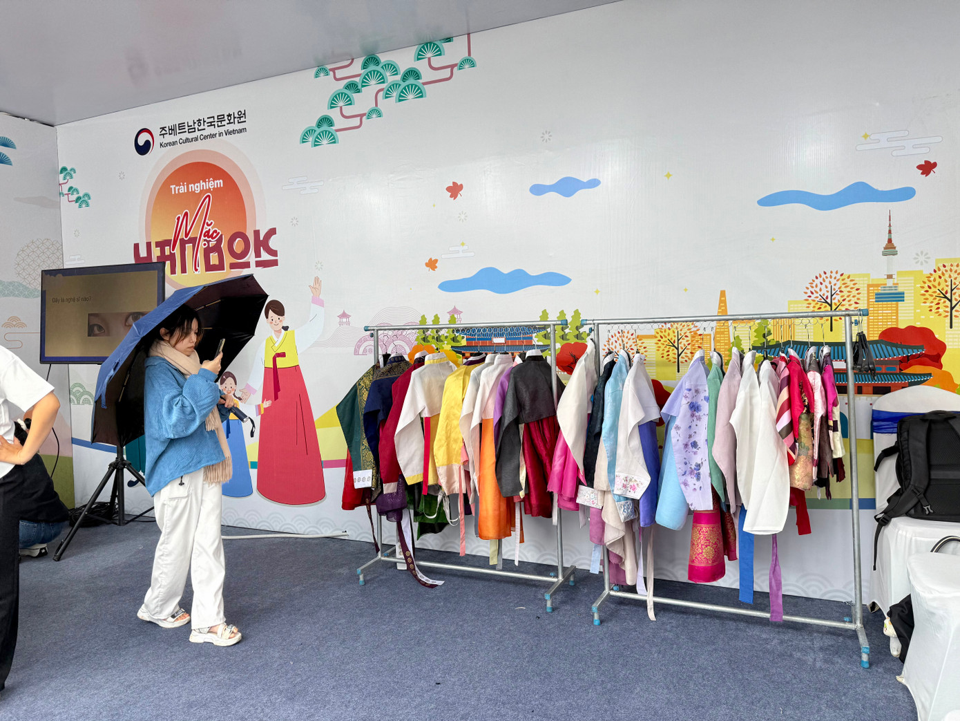 Ngày văn hóa Hàn Quốc năm nay do Trung tâm Văn hóa Hàn Quốc cùng Sở Văn hó - Thể thao và Du lịch (VH-TT&amp;DL) Lâm Đồng tổ chức. Đây là chương trình đồng hành cùng Festival hoa Đà Lạt lần thứ 10. Trong ảnh: Du khách trải nghiệm mặc hanbok trong tiết trời se lạnh.