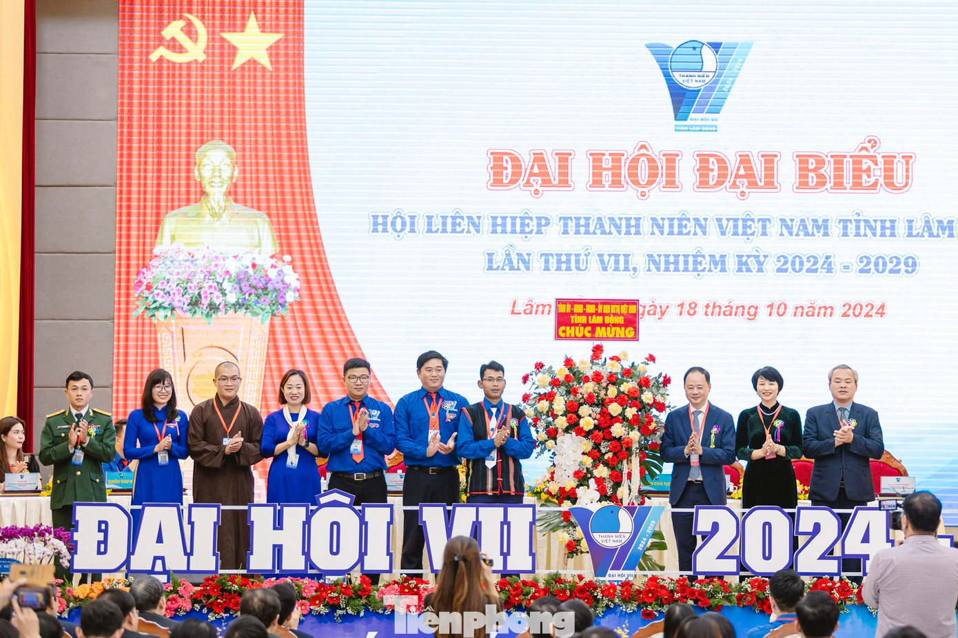 Lãnh đạo tỉnh tặng hoa chúc mừng Đại hội Lãnh đạo tỉnh tặng hoa chúc mừng Đại hội