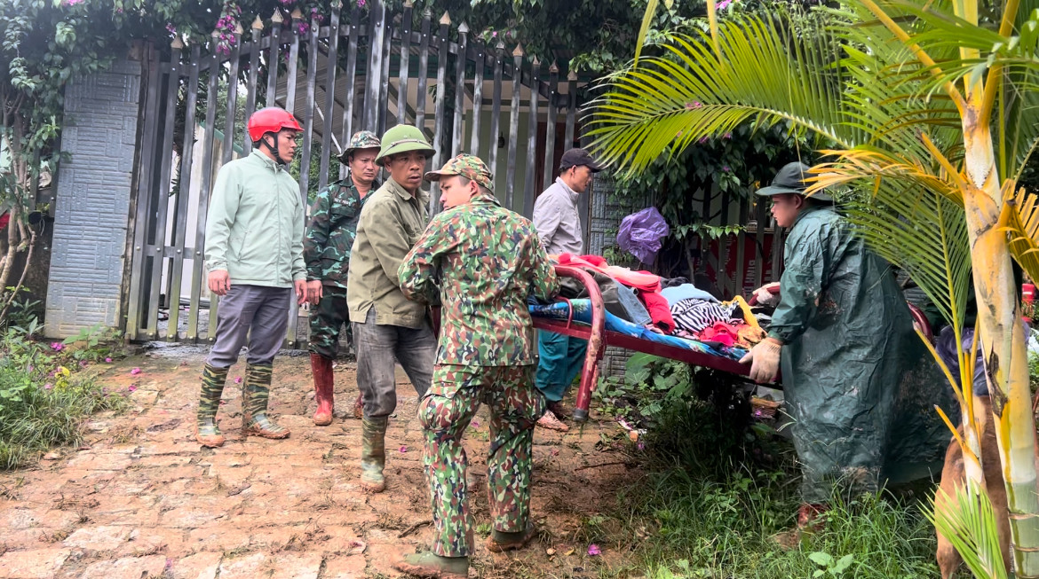 Các lực lượng di tản tài sản các ngôi nhà bị lấp tới khu vực an toàn.
