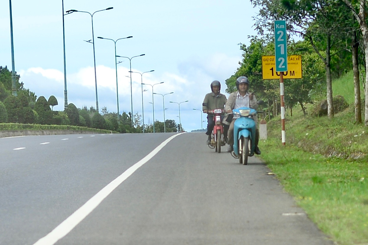 Đáng nói hơn, nhiều xe máy còn đi ngược chiều trên tuyến đường này.