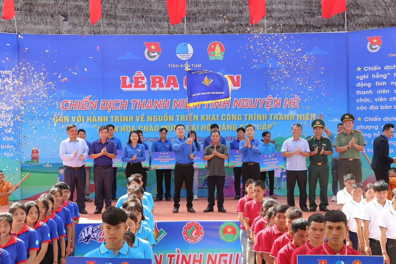 Các đại biểu thực hiện nghi thức ra quân Các đại biểu thực hiện nghi thức ra quân