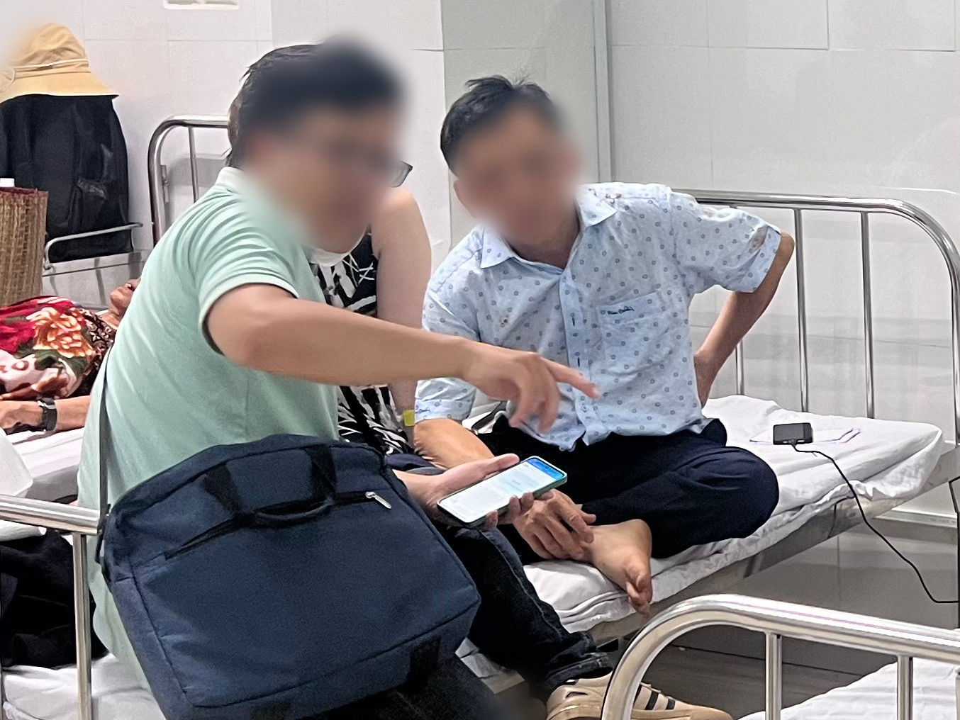 Anh Sơn (bên trái) chưa hết bàng hoàng sau vụ tai nạn