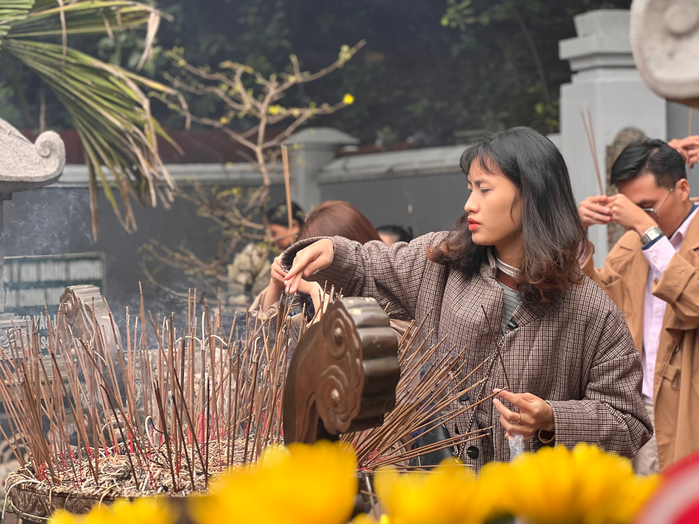 Giới trẻ thắp hương cầu nguyện sức khoẻ, bình an, hạnh phúc cho gia đình. Ảnh: Thái Lâm.