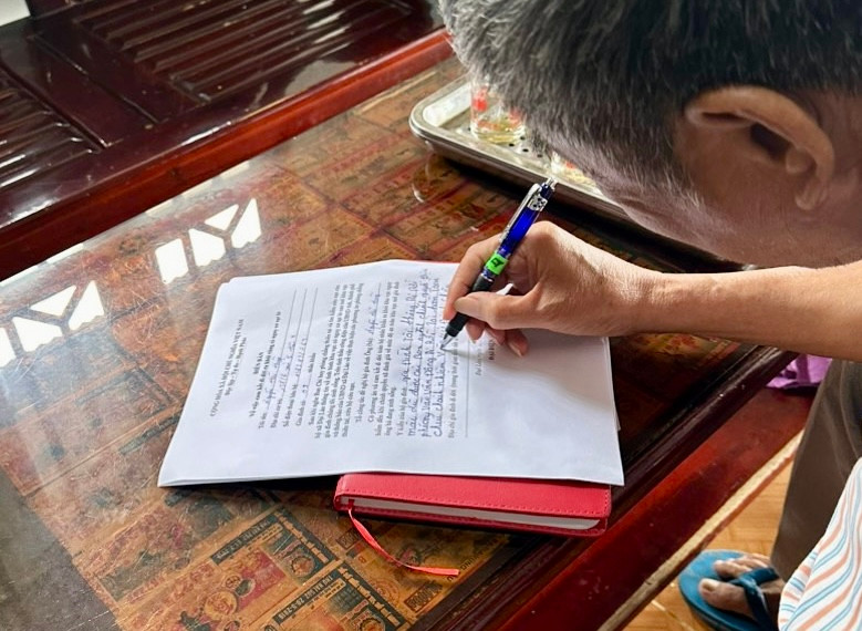 Người dân viết cam kết di dời đến nơi an toàn khi có nguy cơ xảy ra sạt lở.