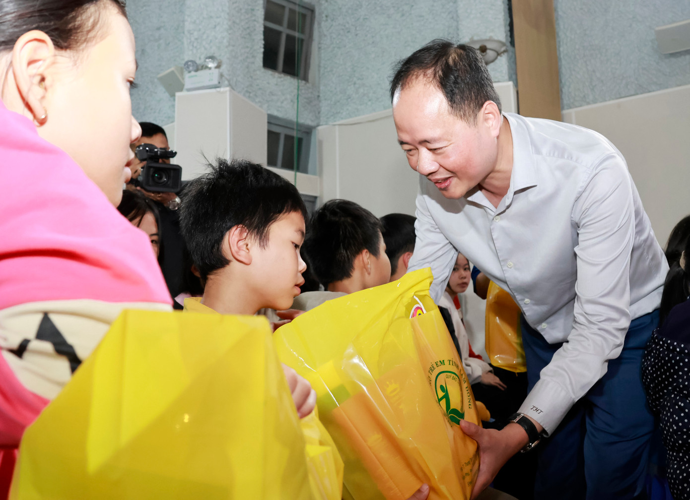 Chủ tịch UBND tỉnh Lâm Đồng - ông Trần Hồng Thái trao quà cho các em thiếu nhi kém may mắn Chủ tịch UBND tỉnh Lâm Đồng - ông Trần Hồng Thái trao quà cho các em thiếu nhi kém may mắn