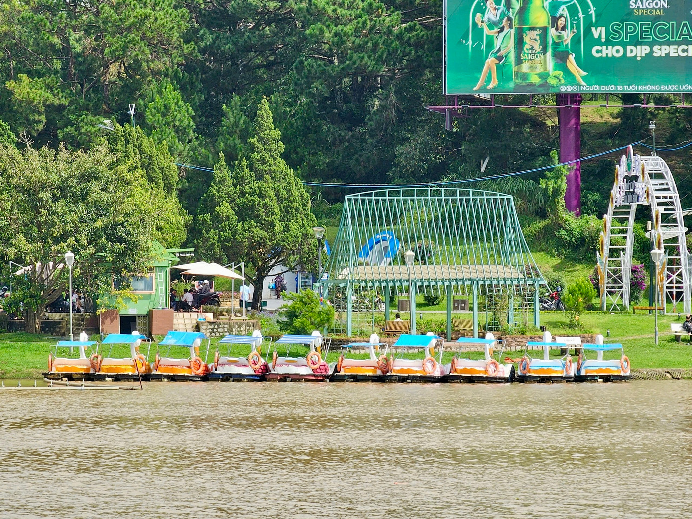 Việc chấm dứt hoạt động trên hồ Xuân Hương đã nhận được nhiều ý kiến trái chiều từ phía cộng đồng. Nhiều người dân và du khách thường xuyên của Đà Lạt bày tỏ sự tiếc nuối, cho rằng những hoạt động như chèo thuyền, đạp vịt đã trở thành một phần không thể thiếu trong trải nghiệm khi đến thăm thành phố mộng mơ này.