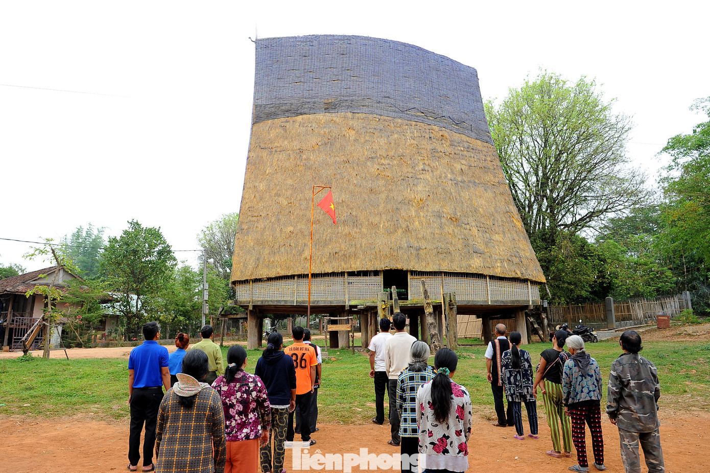 Một buổi chào cờ sáng thứ hai hàng tuần của bà con nhân dân thôn Kon Jơ Ri.