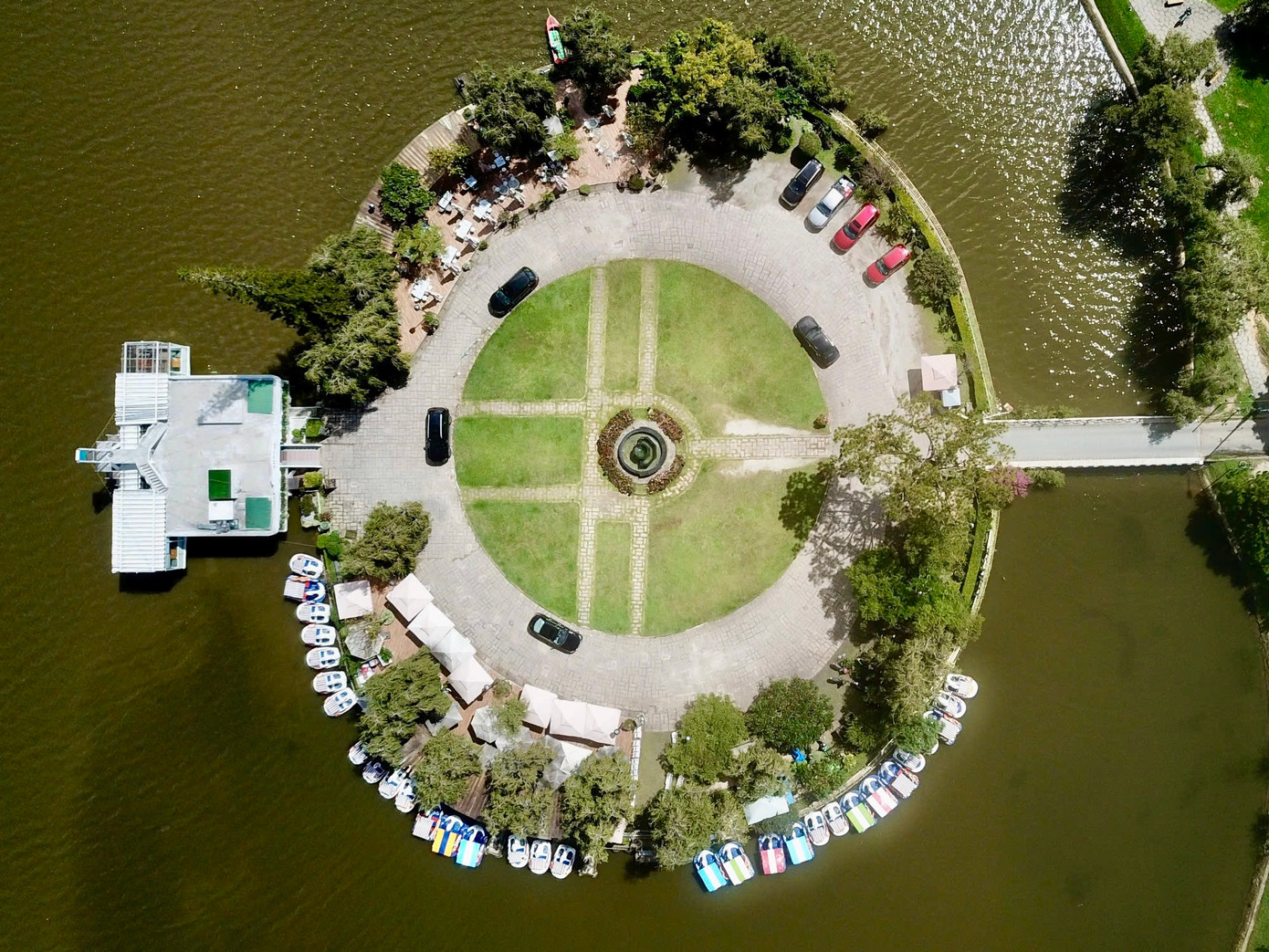 Hồ Xuân Hương được ví như 'trái tim' của thành phố Đà Lạt, Lâm Đồng. Từ lâu đã trở thành điểm đến yêu thích cho các hoạt động vui chơi, giải trí.