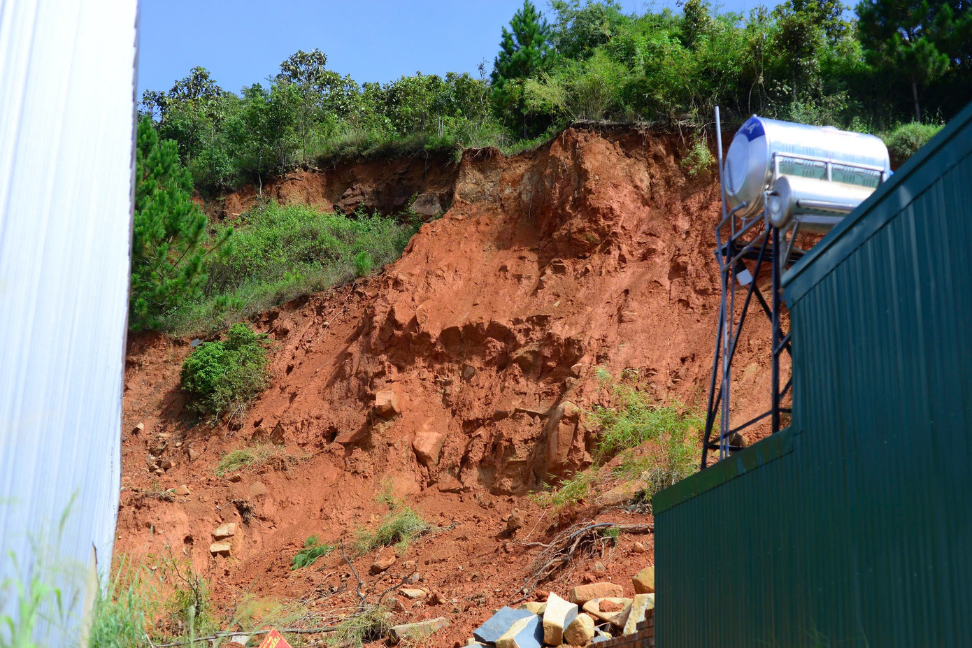 Nhiều vị trí chân đồi đã sạt lở, hình thành taluy dựng đứng cao hàng chục mét.