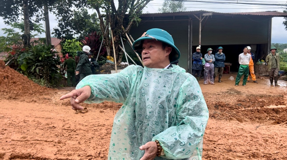 Ông Trương Hữu Đồng - Chủ tịch UBND huyện Đam Rông trực tiếp xuống hiện trường chỉ đạo.