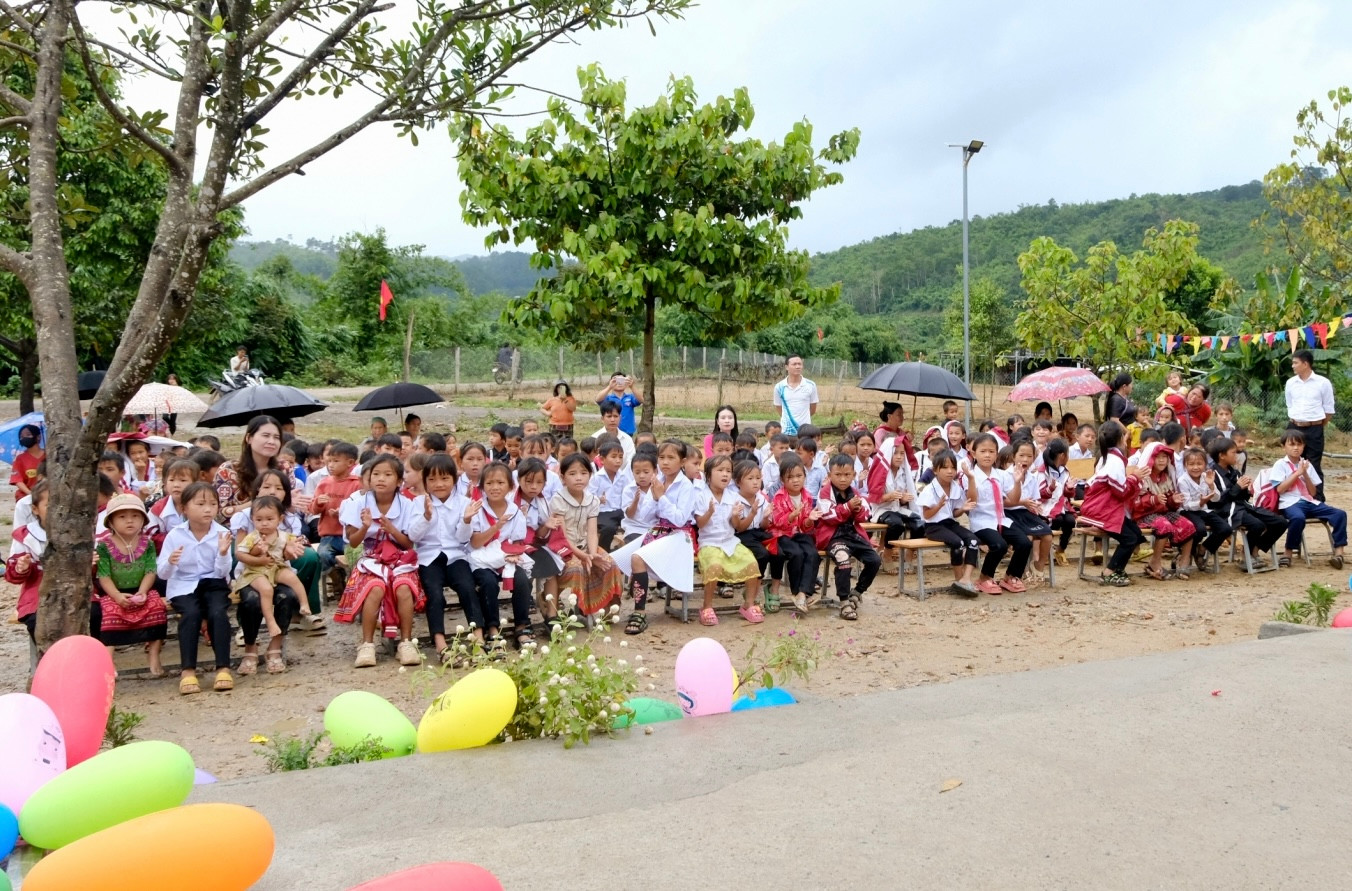 Hàng trăm em học sinh Trường Tiểu học Liêng Srônh tham gia lễ khai giảng