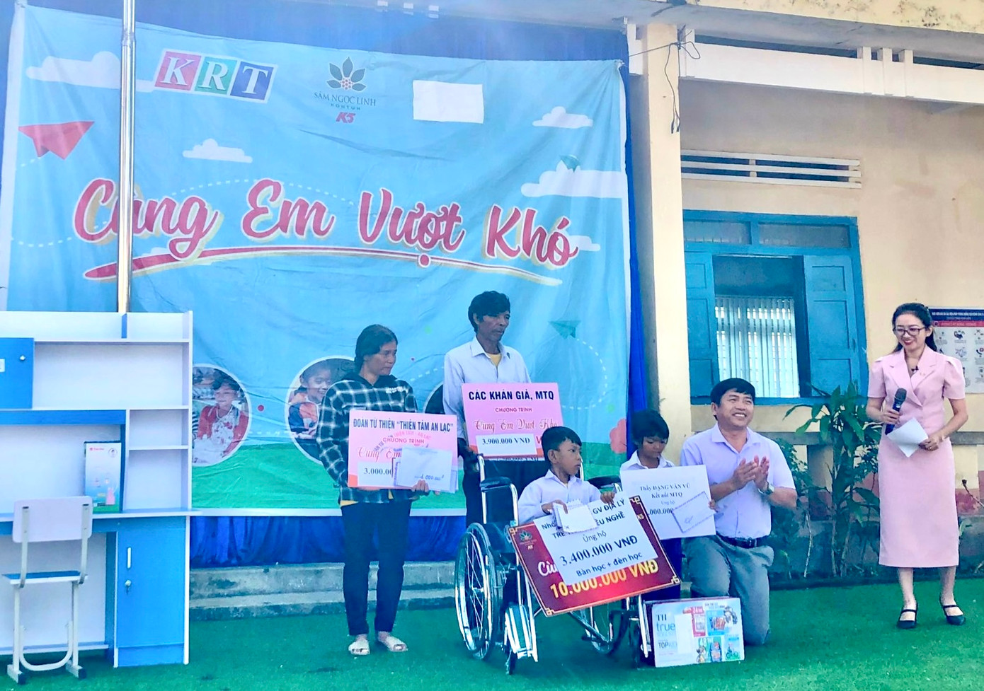 Ông bà ngoại cùng A Đinh nhận học bổng từ mạnh thường quân. Ông bà ngoại cùng A Đinh nhận học bổng từ mạnh thường quân.