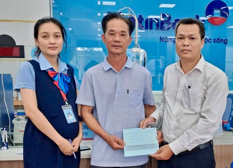 Anh Dũng cầm biên lai chuyển tiền cho người chuyển khoản nhầm Anh Dũng cầm biên lai chuyển tiền cho người chuyển khoản nhầm