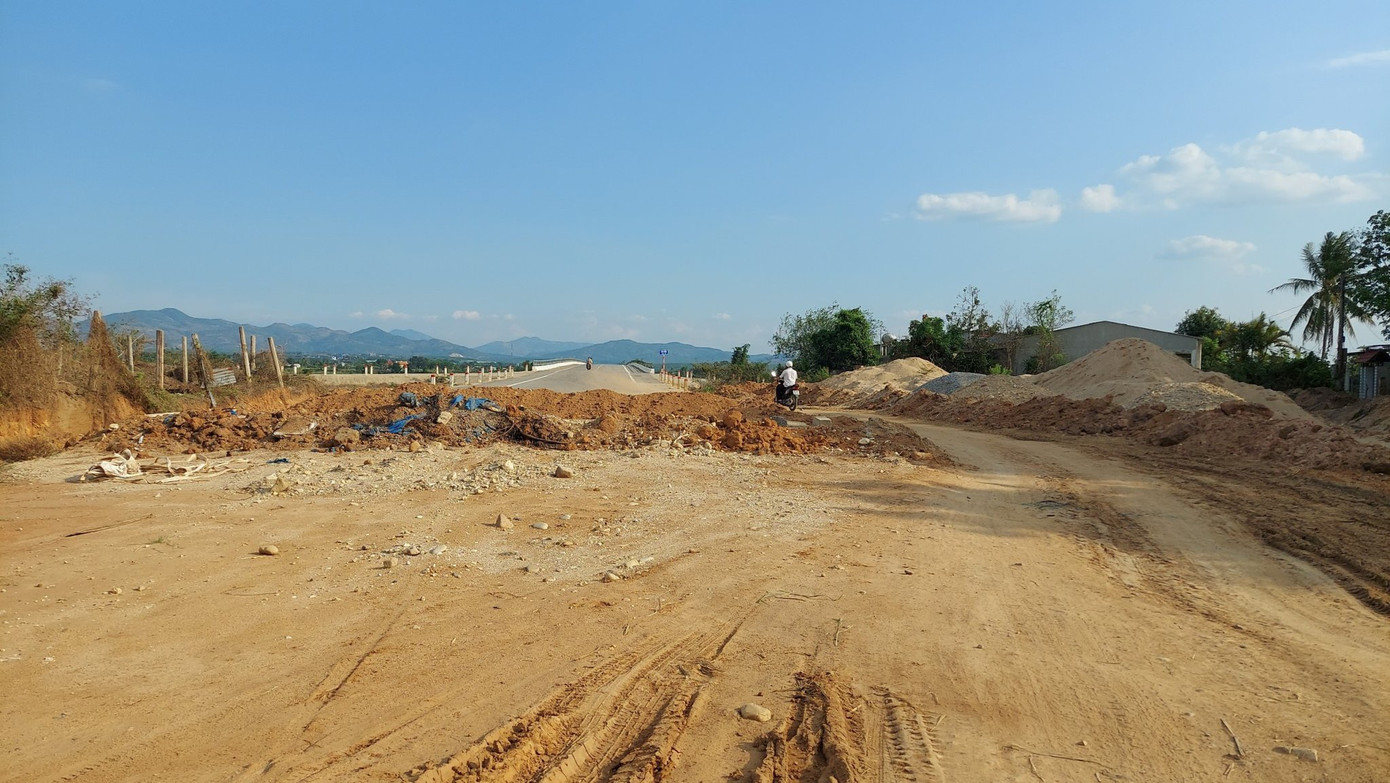 Cầu không thể sử dụng do chưa có đường dẫn vì vướng đền bù. Cầu không thể sử dụng do chưa có đường dẫn vì vướng đền bù.