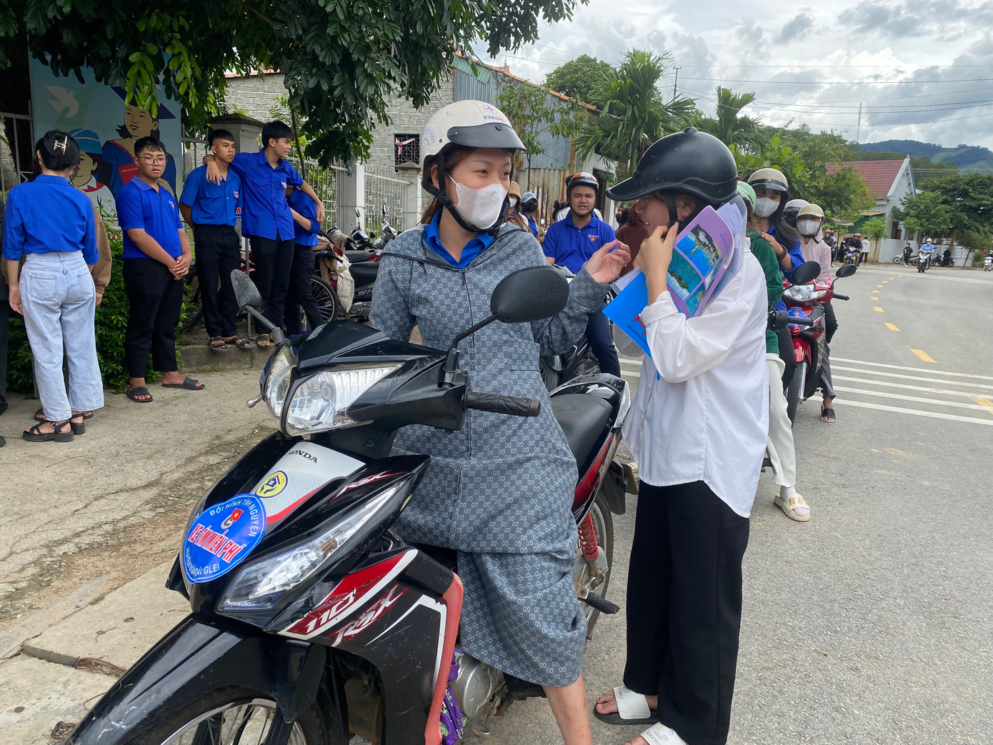 Thanh niên tình nguyện viên chở thí sinh đến điểm thi Thanh niên tình nguyện viên chở thí sinh đến điểm thi