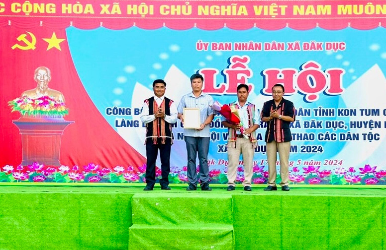 Lãnh đạo Sở VH-TT&amp;DL tỉnh Kon Tum trao Quyết định công nhận Làng du lịch cộng đồng Đăk Răng