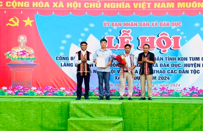 Lãnh đạo Sở VH-TT&amp;DL tỉnh Kon Tum trao Quyết định công nhận Làng du lịch cộng đồng Đăk Răng