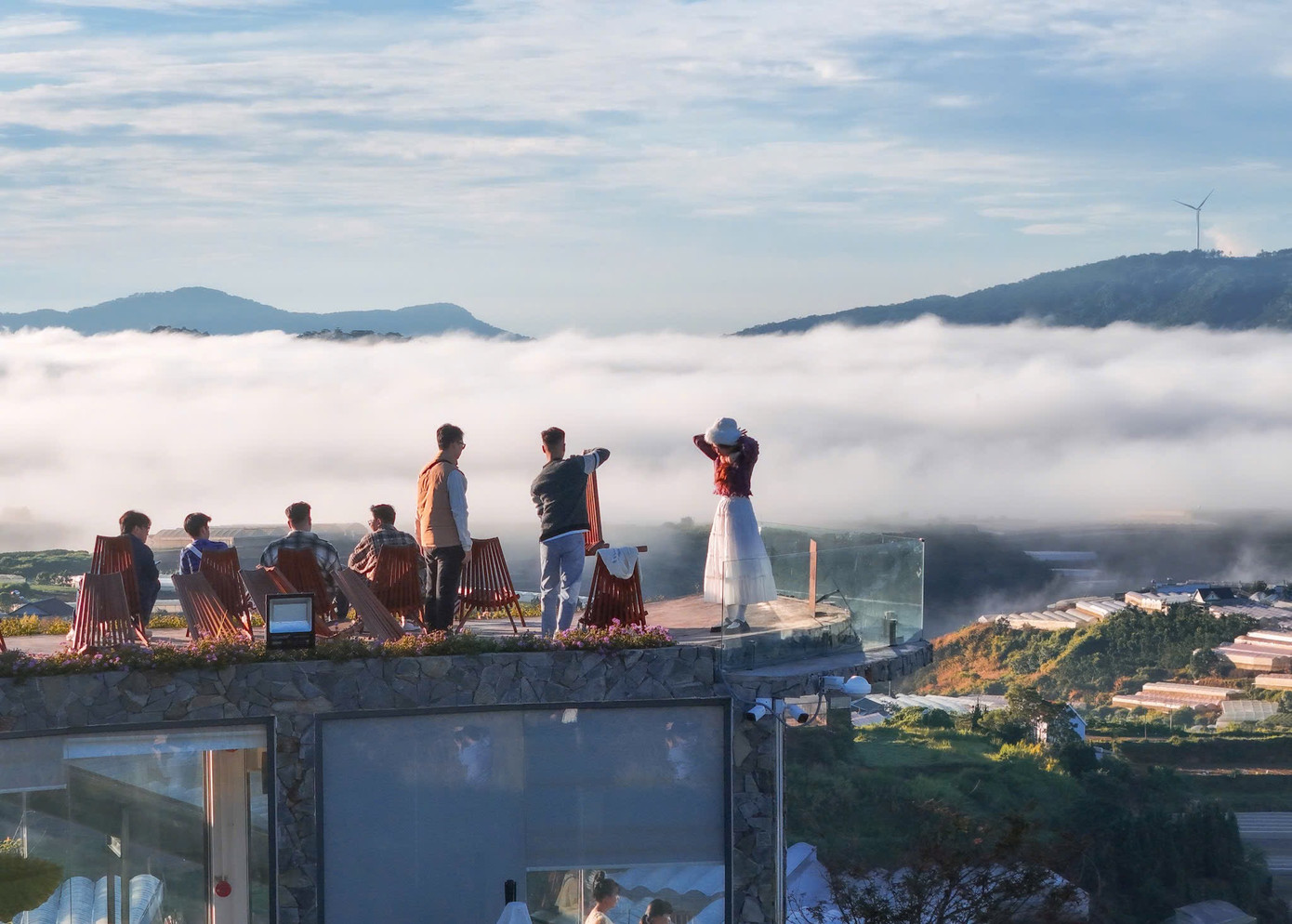 Du khách săn mây ở một số địa điểm du lịch tại Đà Lạt.